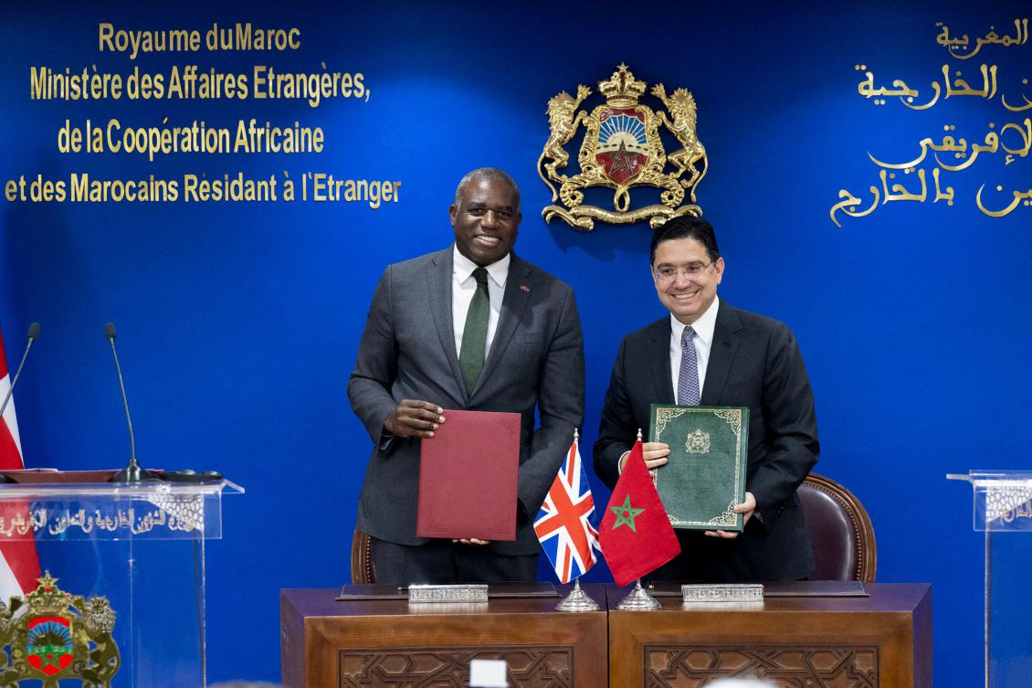 Britain's Foreign Secretary David Lammy (L) and his Moroccan counterpart Nasser Bourita sign agreements in Rabat, June 1, 2025. (AFP)