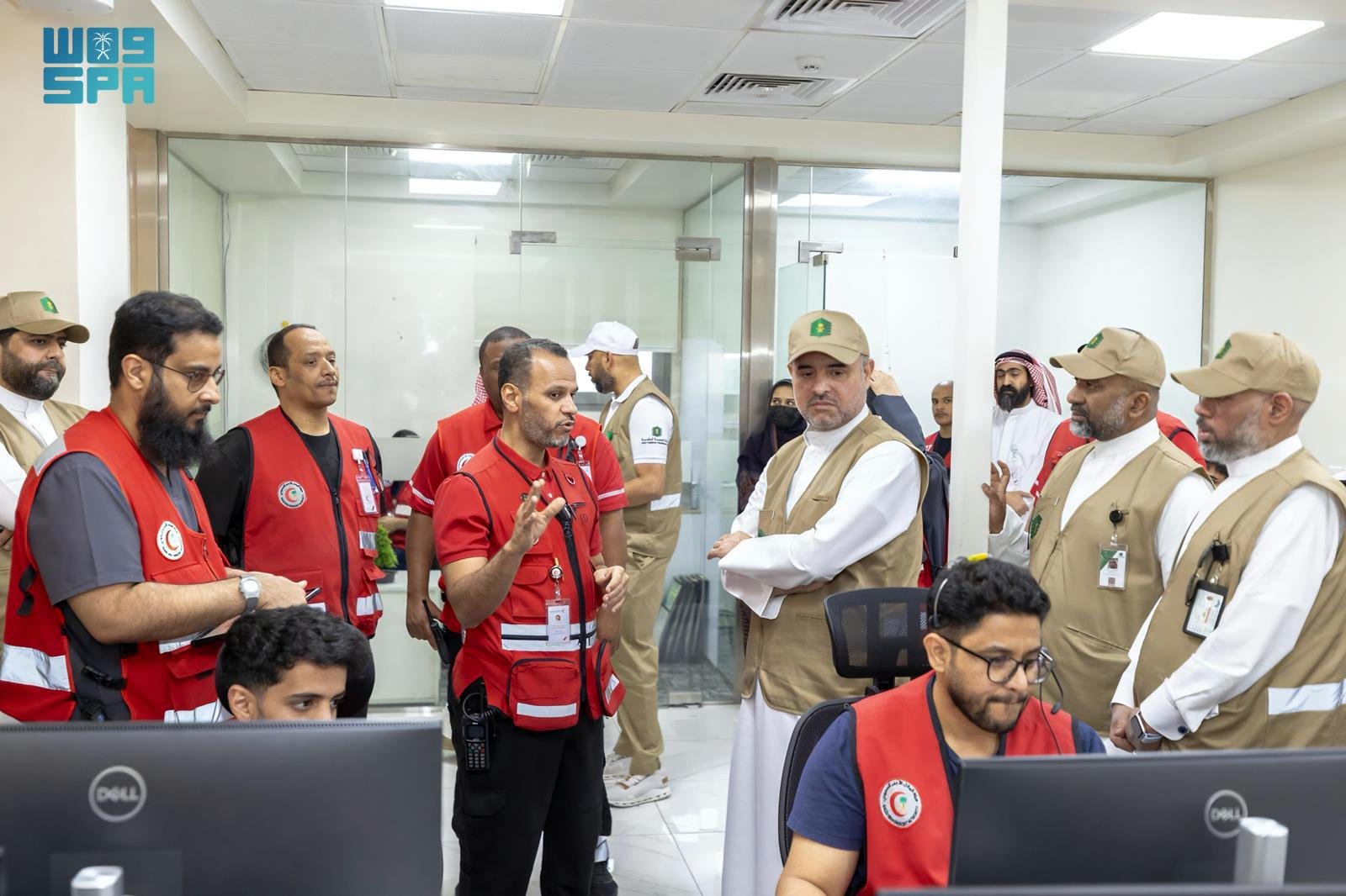 Makkah Region Mayor Musaed bin Abdulaziz Al-Dawood visits the Saudi Red Crescent Authority’s command and control center and medical evacuation department in Makkah on Monday. (SPA)