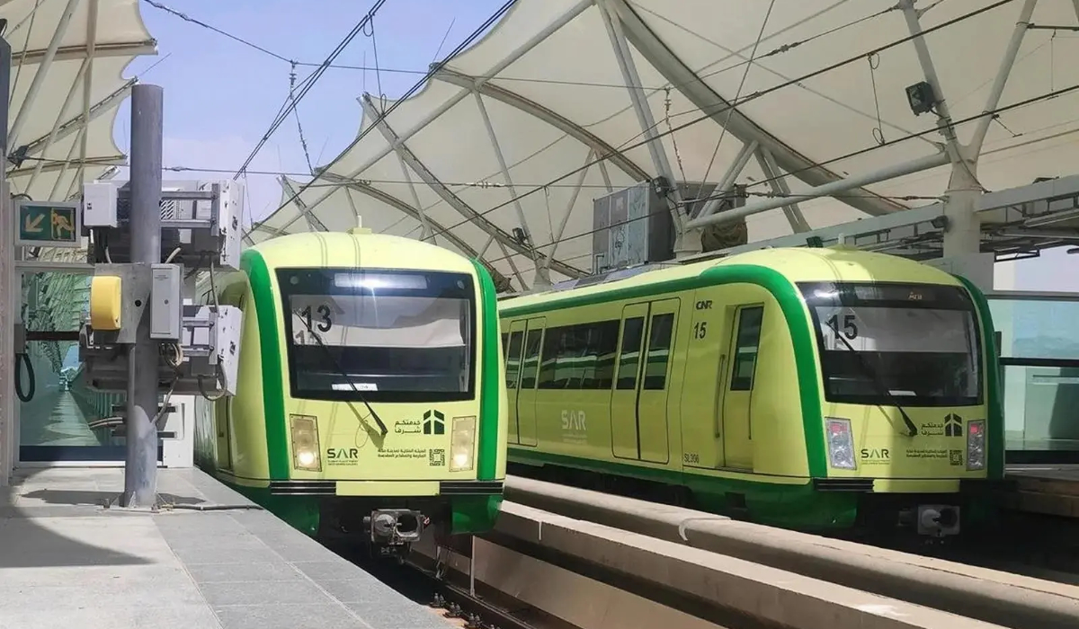 With a capacity of 72,000 passengers per hour in one direction across more than 200 trips, the train facilitates the movement of pilgrims to and from their destinations. (SPA)