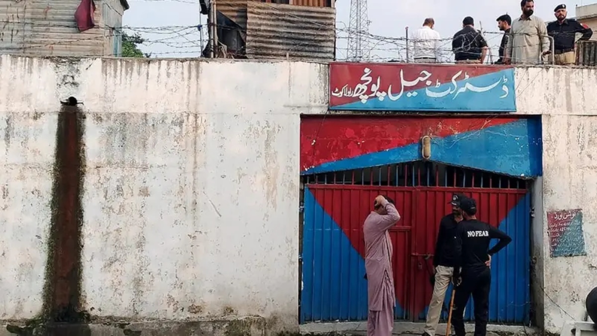 Senior police official Kashif Abbasi says 216 inmates who were involved in ordinary crimes fled the prison before dawn. (AFP)