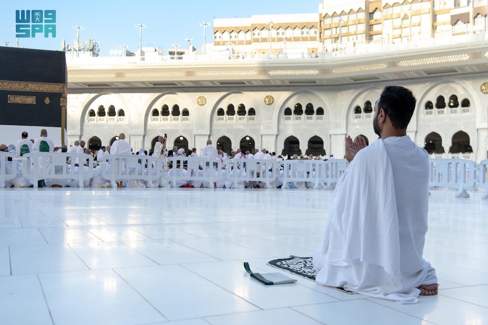 Pilgrims received prayer rugs adorned by Arabic calligraphy and medallions featuring traditional inscriptions reflecting Saudi cultural values. (SPA)