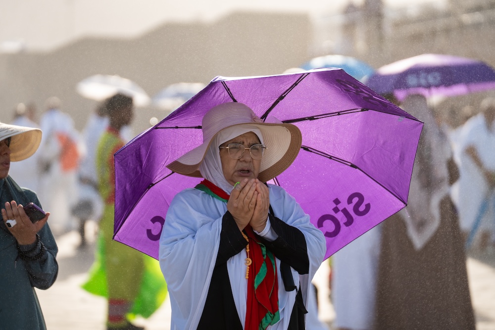This year’s Hajj awareness kit advises pilgrims to stay hydrated and to use umbrellas to reduce direct sun exposure. (Abdulrahman Alshalhoub/AN)