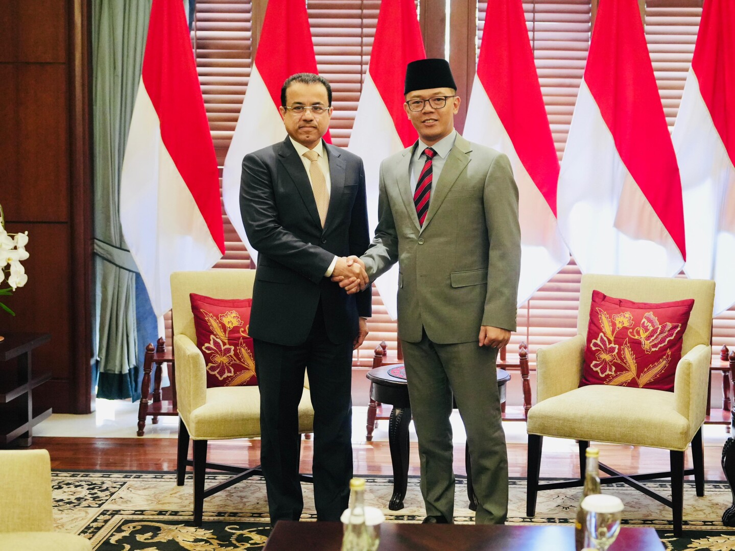 Indonesia’s Foreign Minister Sugiono, right, shakes hands with Omani Ambassador Sheikh Mohamed Ahmed Salim Al-Shanfari during a meeting in Jakarta on June 4, 2025. (Ministry of Foreign Affairs)