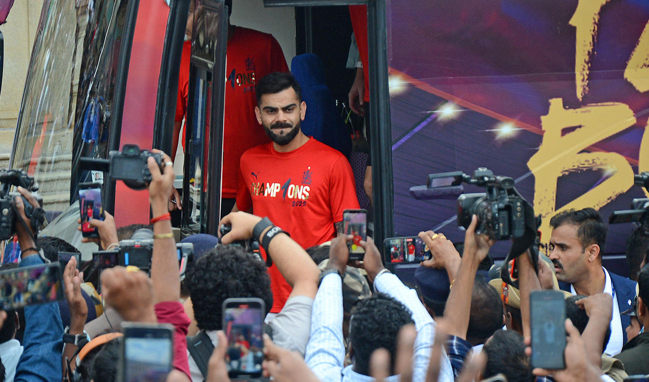 Royal Challengers Bengaluru’s Virat Kohli (C) arrives with teammates at the M. Chinnaswamy Stadium to celebrate winning the Indian Premier League (IPL) title, in Bengaluru on June 4, 2025. (AFP)