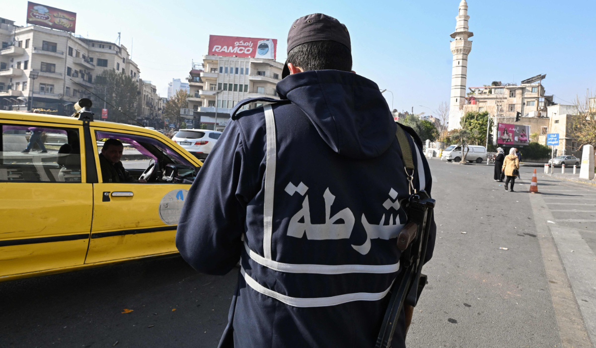 A policeman from the group Hayat Tahrir al-Sham stands guard in Damascus, on December 9, 2024. (AFP file photo)