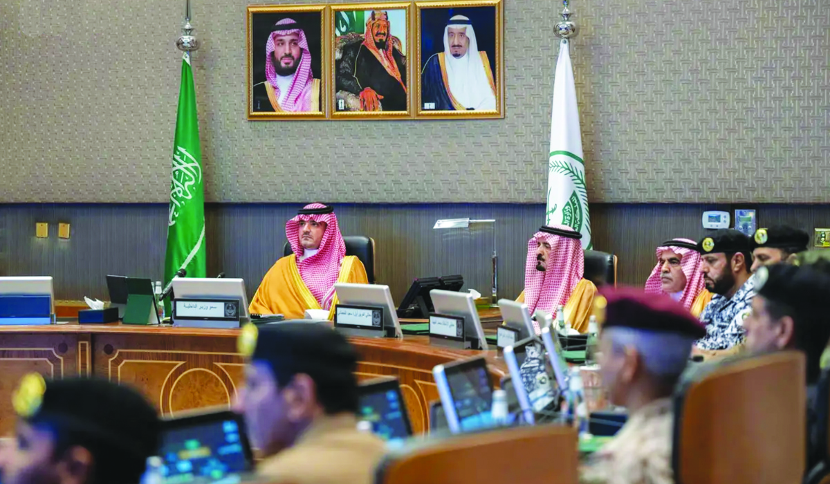 Prince Abdulaziz meets with officials at the Ministry of Interior’s headquarters in Makkah. (SPA)