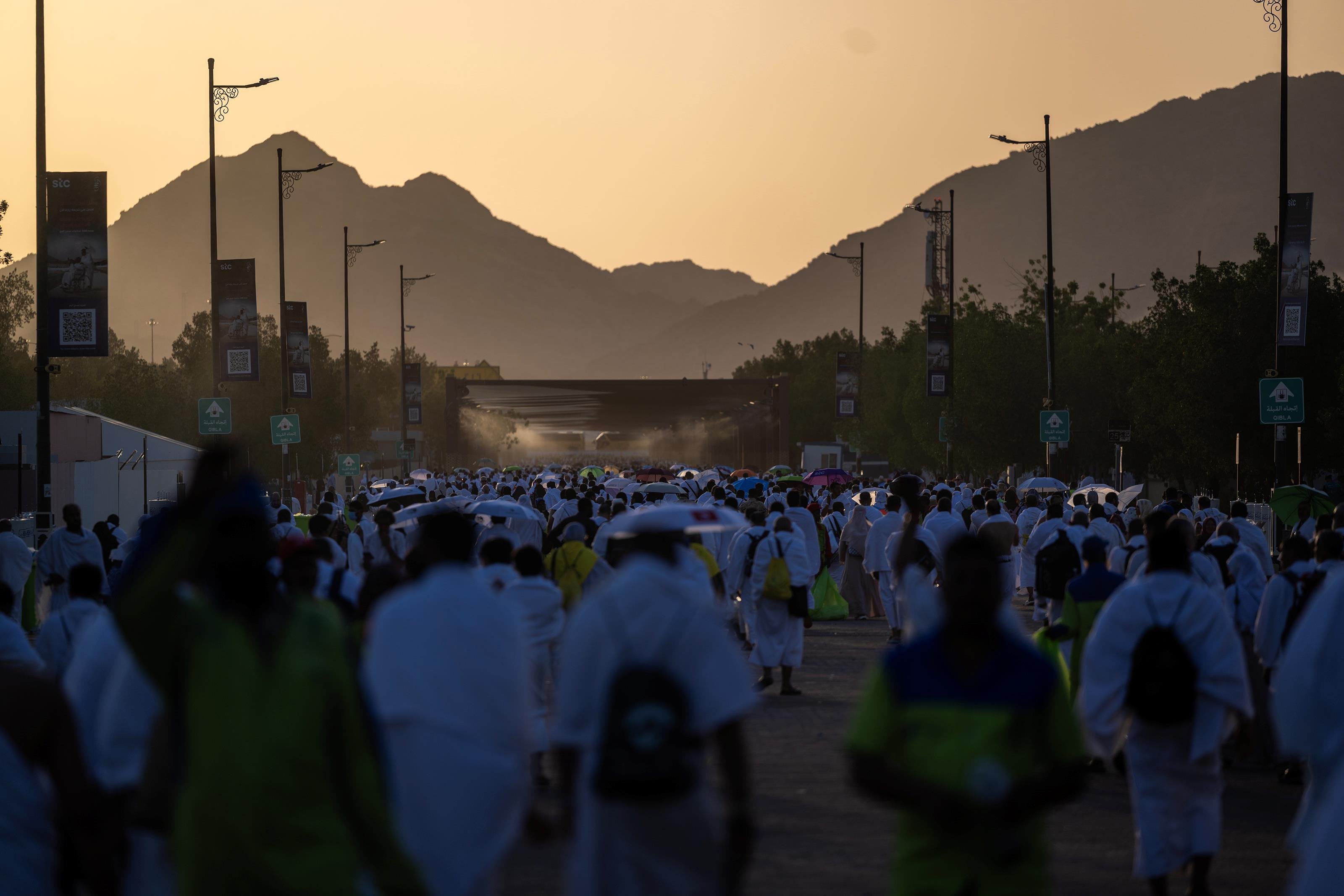 As the sun set over Mount Arafat, signaling the end of the day’s rituals, pilgrims began leaving en masse for Muzdalifah, a holy site nestled between Arafat and Mina. (SPA)