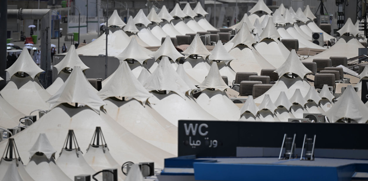The early hours of Friday saw pilgrims start the journey from Muzdalifah to Mina, where they will perform one of Hajj’s most symbolic rituals. (AN photo by Basheer Saleh)