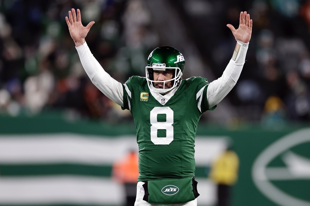 Aaron Rodgers ends months-long dance with Steelers by agreeing to a 1-year deal
