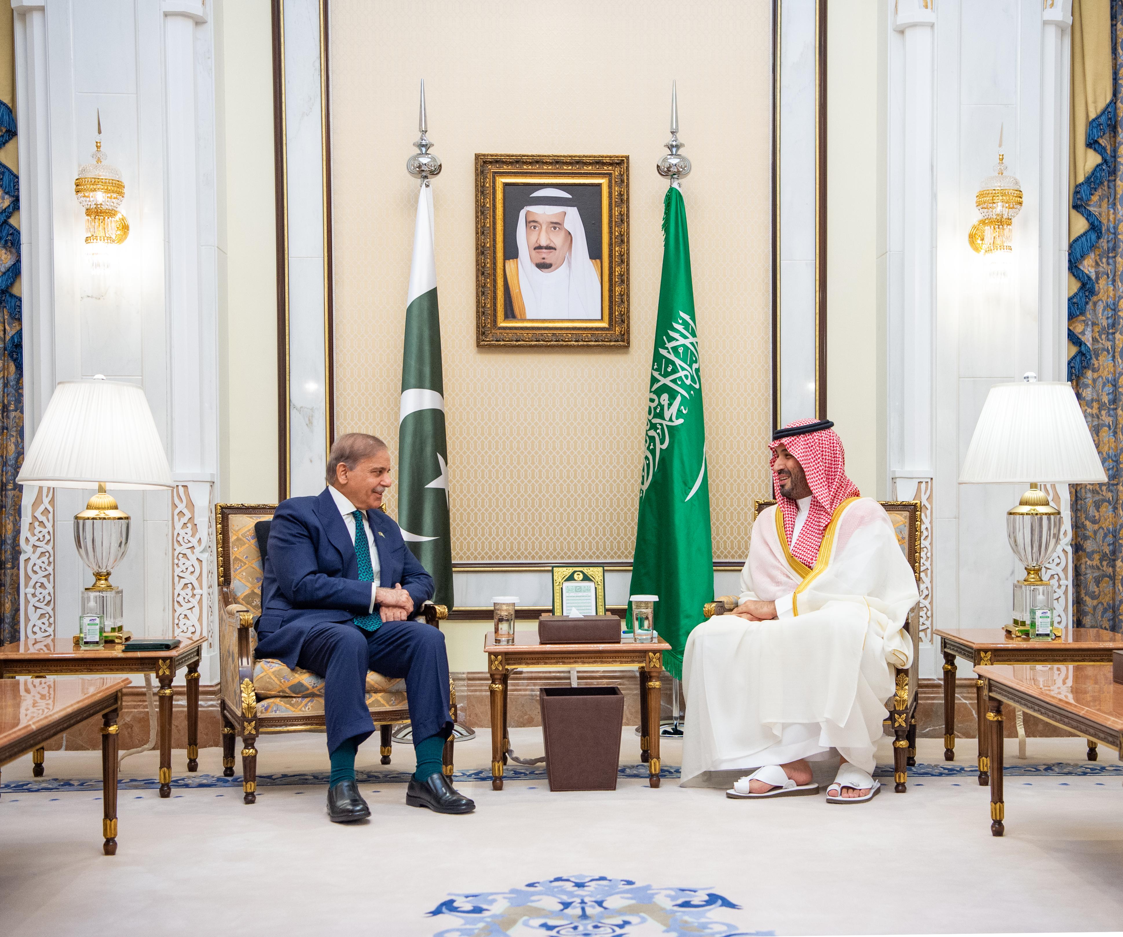 Crown Prince Mohammed bin Salman met with Pakistan’s Prime Minister Muhammad Shehbaz Sharif on Thursday at Mina Palace. (SPA)