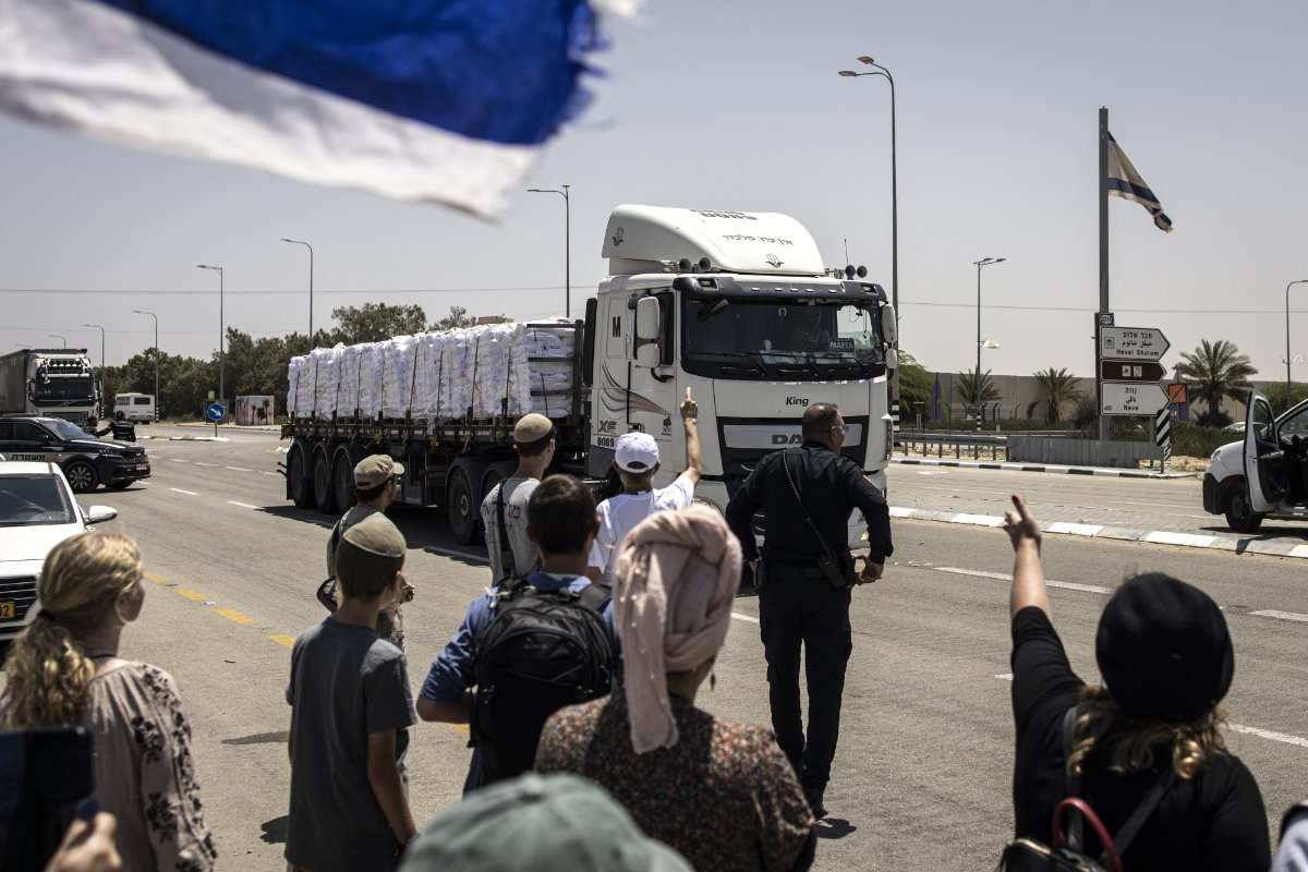 Israel backs an anti-Hamas armed group known for looting aid in Gaza. Here’s what we know