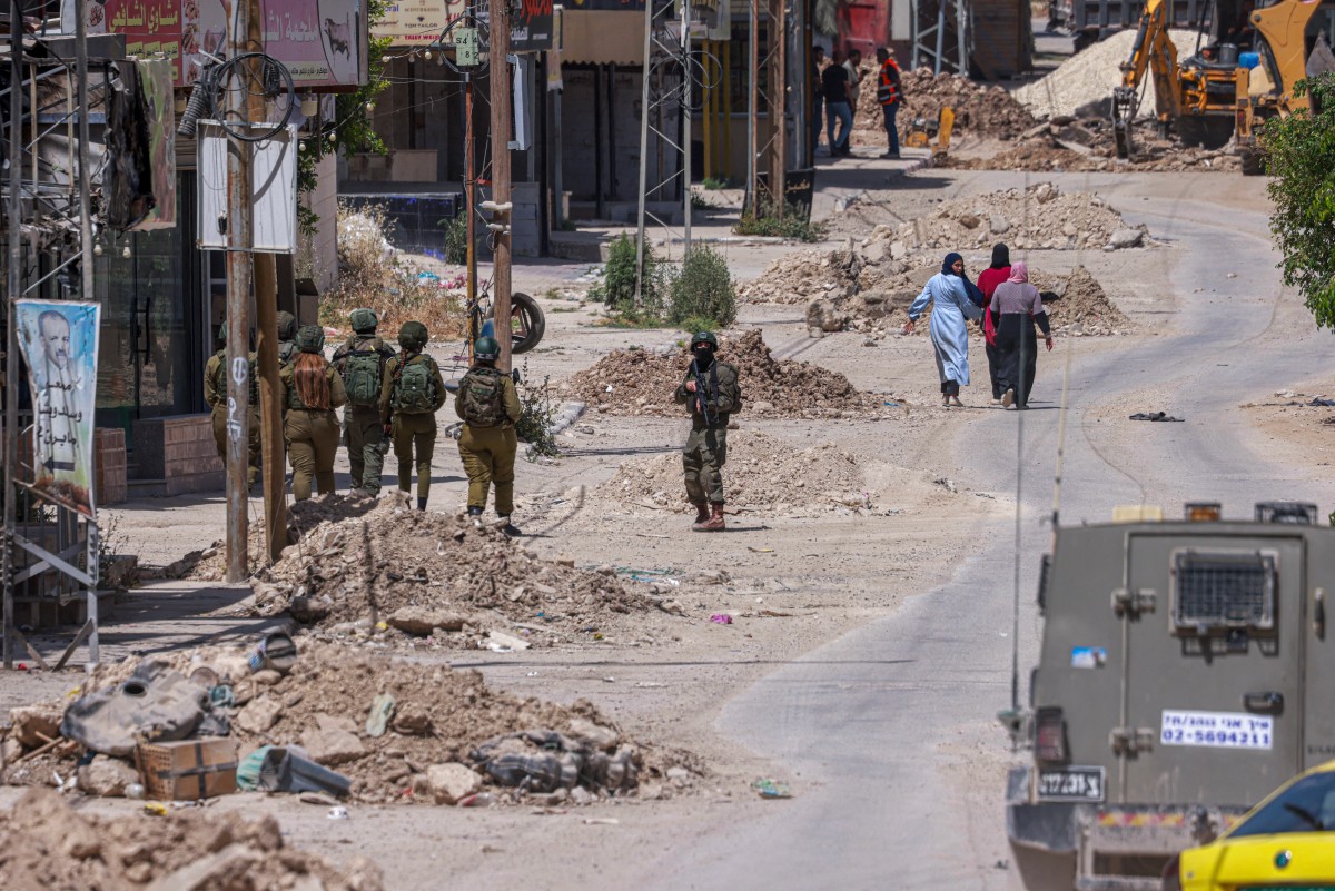 Israeli bulldozers flatten more Palestinian buildings in Tulkarm refugee camp