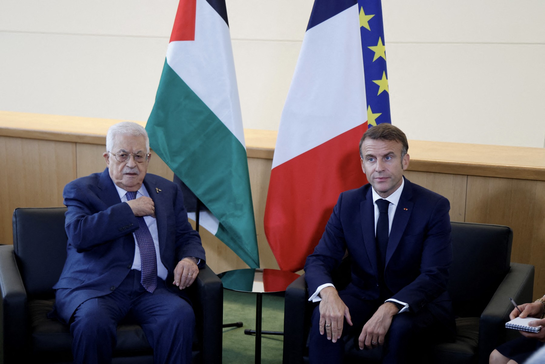 French President Emmanuel Macron (R) meets with Palestinian President Mahmud Abbas on the sidelines of the 79th Session of the United Nations General Assembly in New York on September 25, 2024. (AFP)
