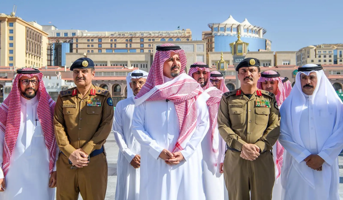 Prince Salman visits the Prophet’s Mosque to review readiness for the arrival of the first groups of pilgrims from Makkah. (SPA)