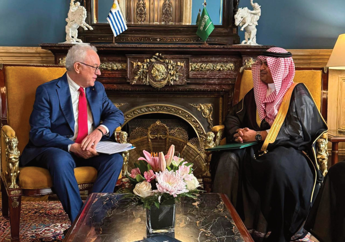 Uruguay’s Foreign Minister Mario Lubetkin receives Saudi Arabia's Ambassador Sultan Al-Muzainiat a reception ceremony in San Jose. (SPA)