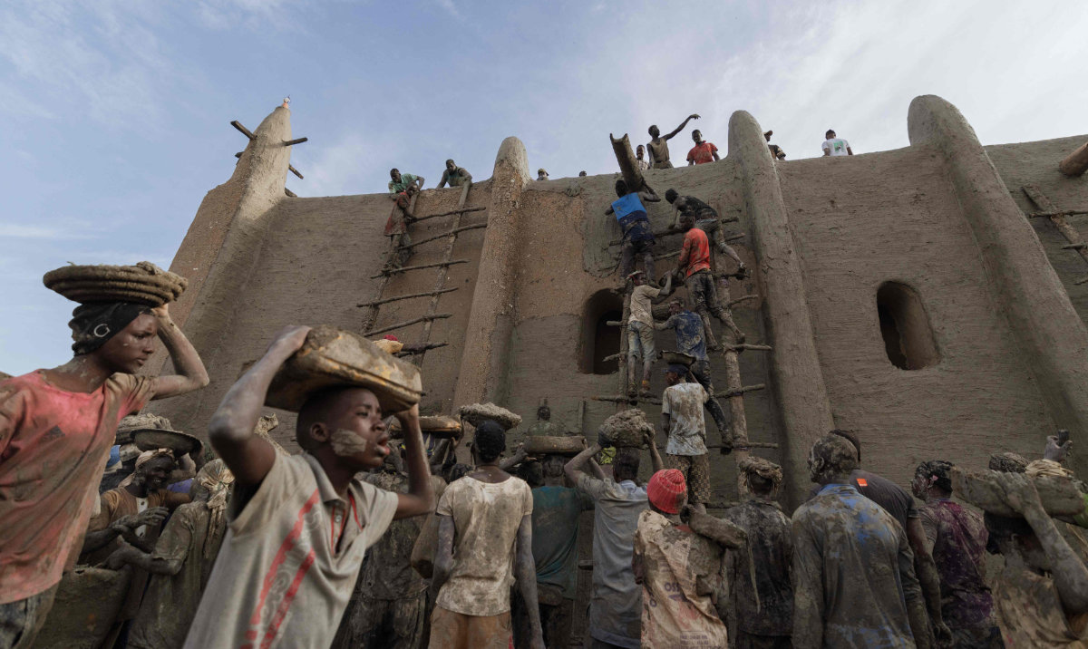 Ancient Malian city celebrates annual replastering of mosque
