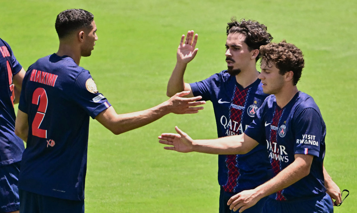 Paris Saint-Germain's Portuguese midfielder #17 Vitinha (2ndR) celebrates with teammates after scoring a goal during the Club World Cup 2025 Group B football match between France's Paris Saint-Germain and Spain's Atletico de Madrid at the Rose Bowl stadium in Los Angeles on June 15, 2025. (AFP)