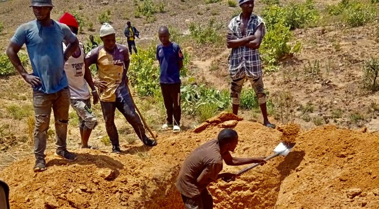 Villagers bury the dead victims of Friday night's massacre in the Yelewata in Nigeria's state of Benue. (Photo courtesy of Amnesty International)