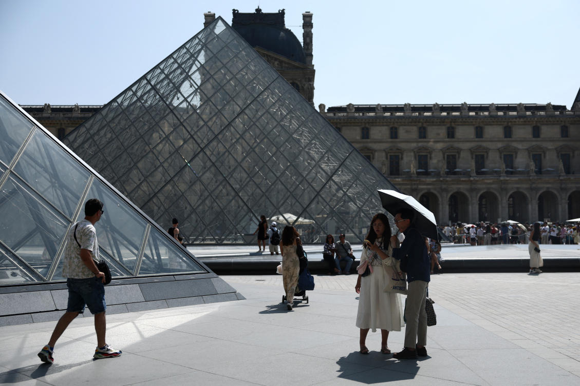 The hold-up left thousands of ticket-holders stuck in unmoving lines. Some visitors gave up and left, creating the illusion that lines were moving. (REUTERS)