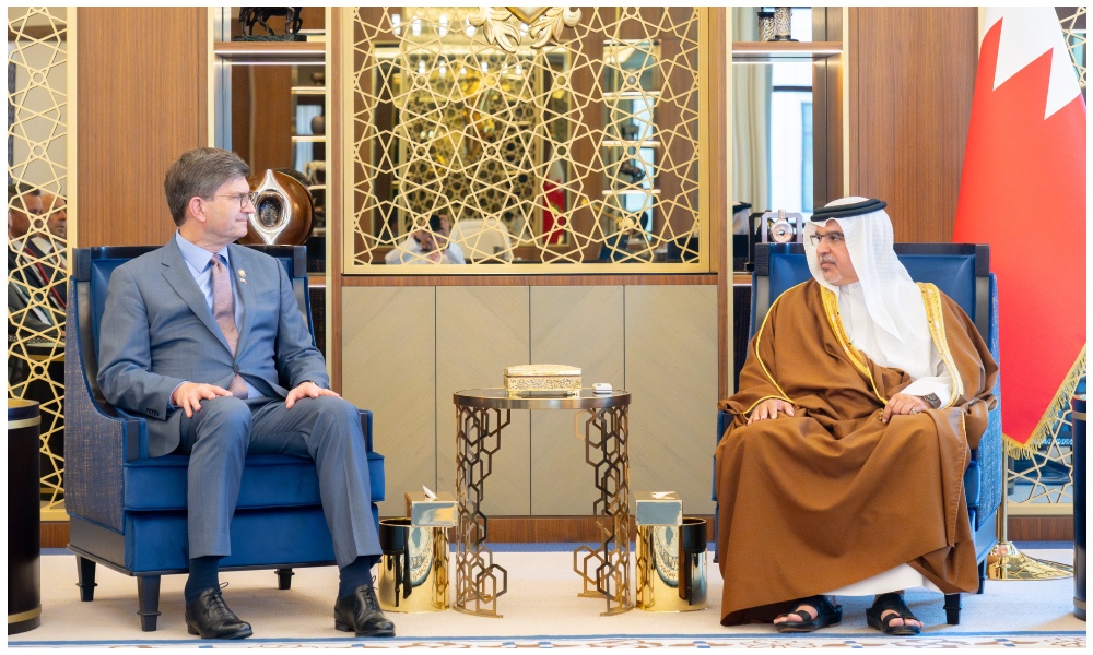Crown Prince of Bahrain, Salman bin Hamad Al-Khalifa, during a meeting with a US congressional delegation at Gudaibiya Palace on Monday. (BNA)