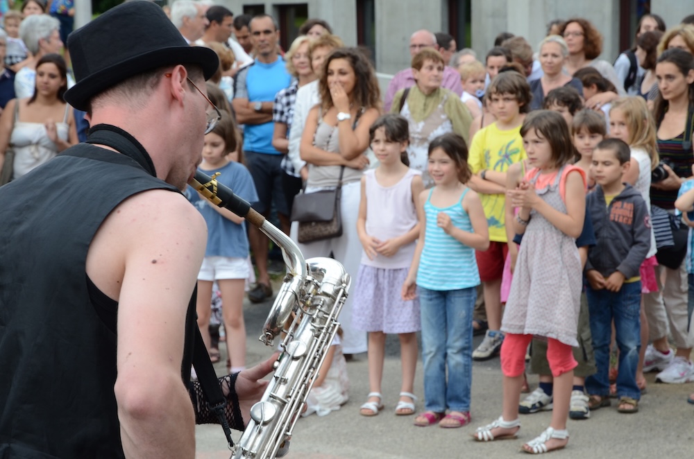 File photo of a musician performing at Fete de la musique. (@maisonmusique)