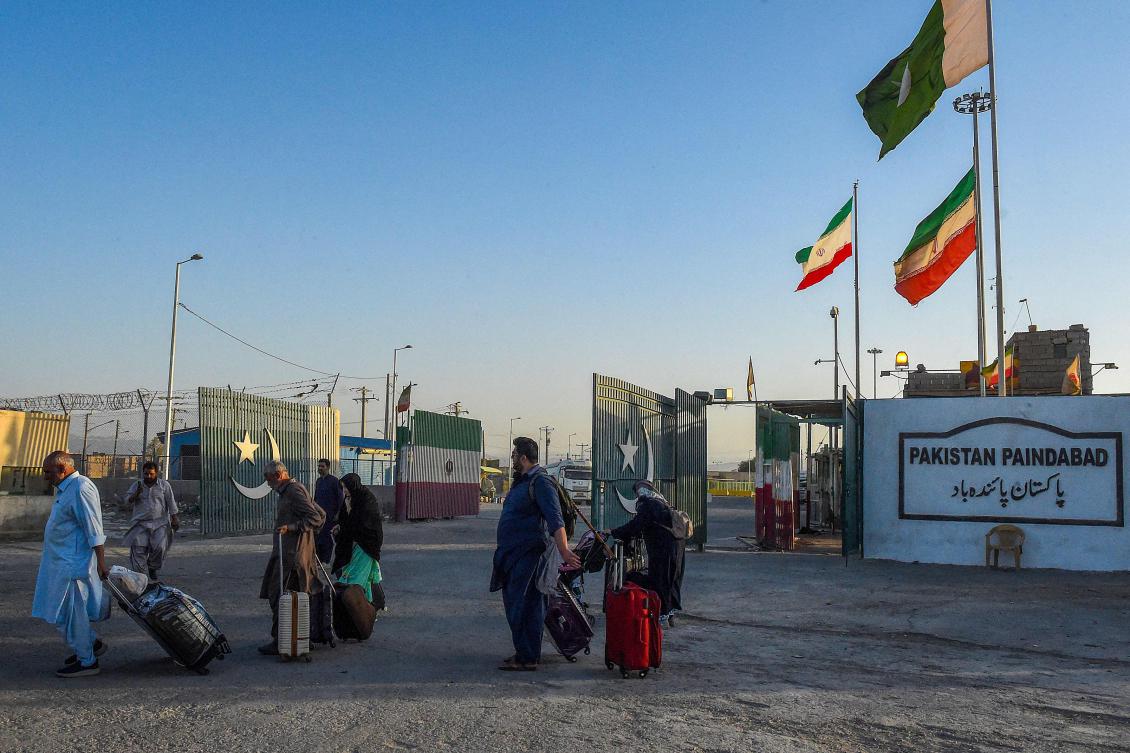 Pakistani pilgrims evacuated from Iran cross the Pakistan-Iran border at Taftan, in Balochistan province on June 18, 2025. (AFP)