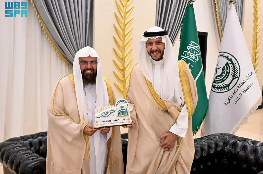 Taif Gov. Prince Saud bin Nahar bin Saud (right) receiving Two Holy Mosques chief Abdulrahman Al-Sudais on Thursday. (SPA)