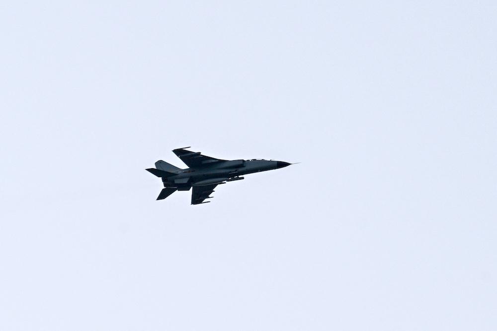 A Chinese fighter jet flies above Pingtan island, the closest point in China to Taiwan’s main island, in Fujian province on April 2, 2025. (AFP file photo)