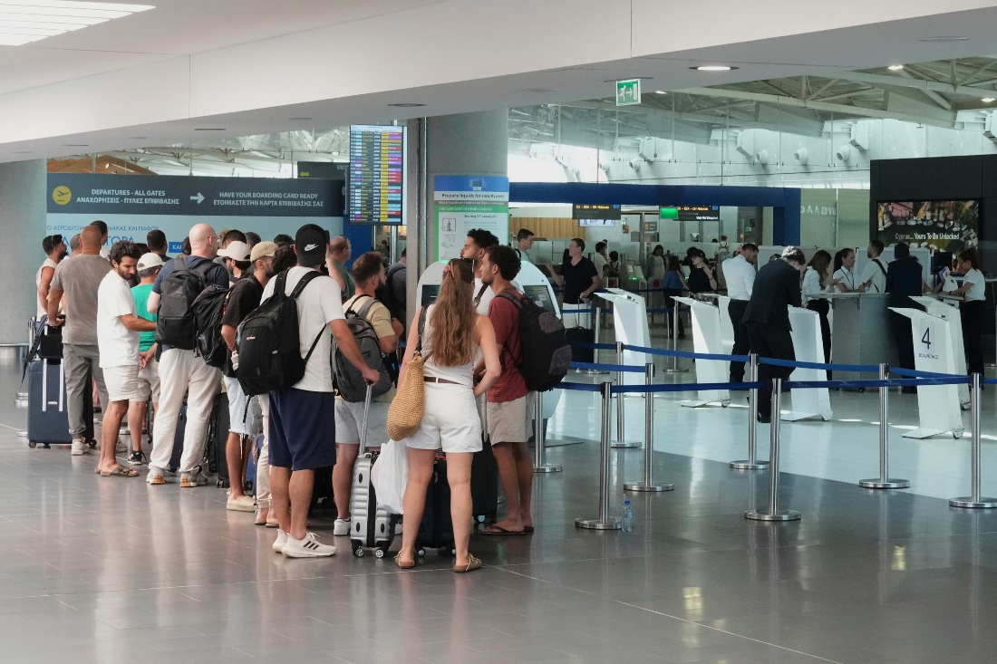 Stranded Israelis queue at the check in counter of Israeli airlines to catch a flight back home at Larnaca airport, Cyprus. (AP)