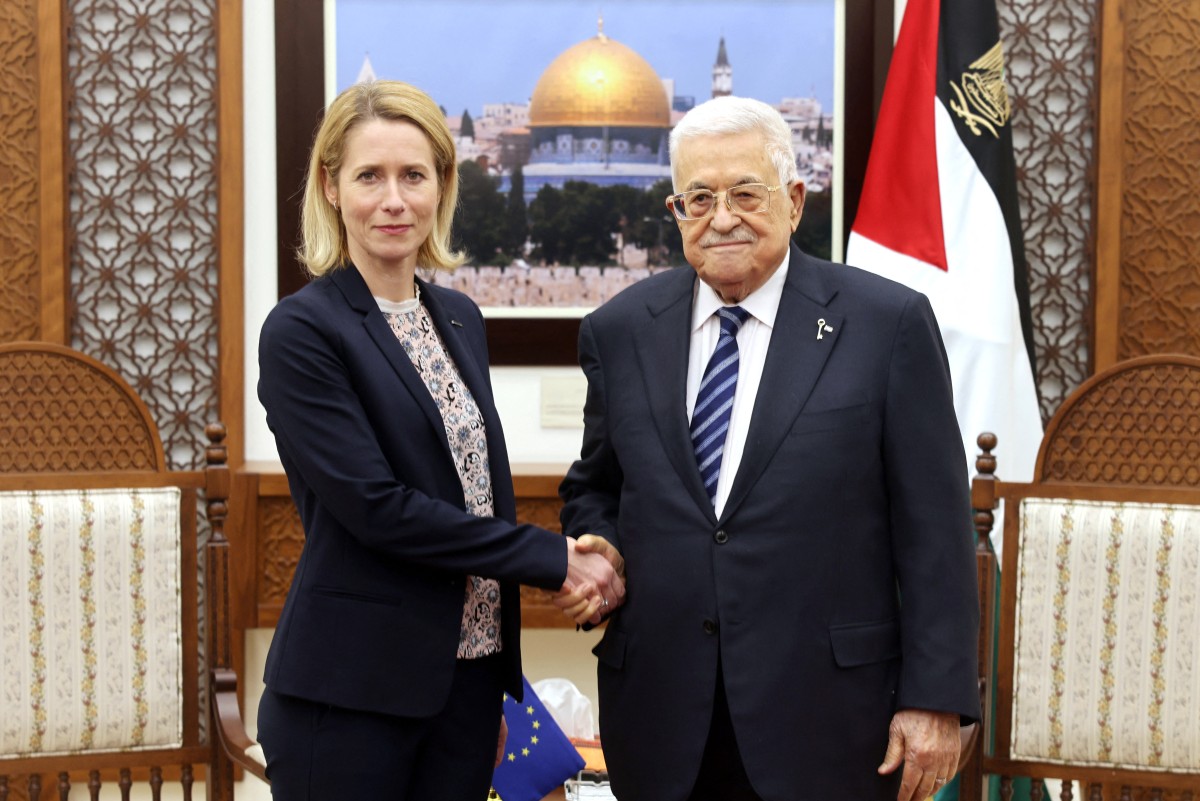 Palestinian Authority President Mahmud Abbas (R) receiving EU foreign policy chief Kaja Kallas in Ramallah, March 24, 2025. (File/AFP)