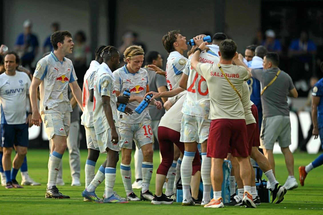 Salzburg’s players take refreshments during a water break due to the heat during their FIFA Club World Cup 2025 Group H match against and Saudi’s Al-Hilal at the Audi Field stadium in Washington, on Jun. 22, 2025. (AFP)