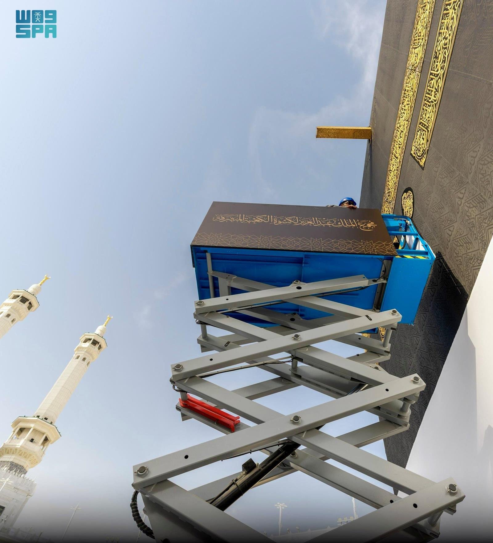 Replacement of the kiswa that covers Holy Kaaba at Grand Mosque in Makkah begins