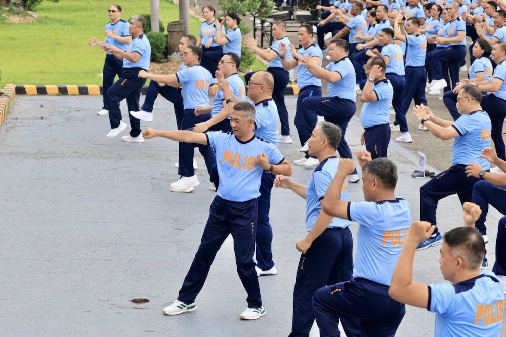 Philippine police face mandatory fitness training to stay in service