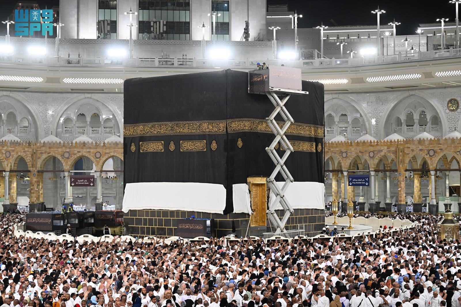 Replacement of Holy Kaaba’s kiswa completed