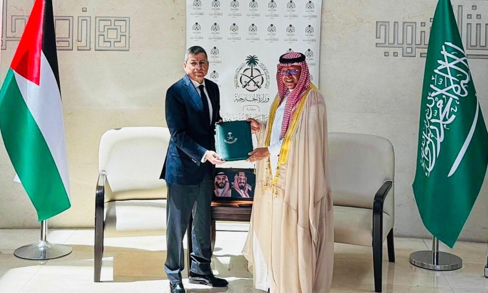 Palestinian Minister of Finance, Omar Al-Bitar, and the acting Chargé d’Affaires at the Saudi Embassy in Jordan, Mohammed Mounis. (SPA)