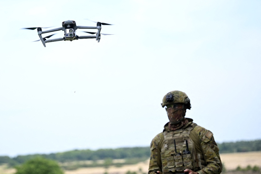 Australian troops demonstrate drone flying during a training excercise for Ukrainian troops in Eastern England, UK. We (AFP)