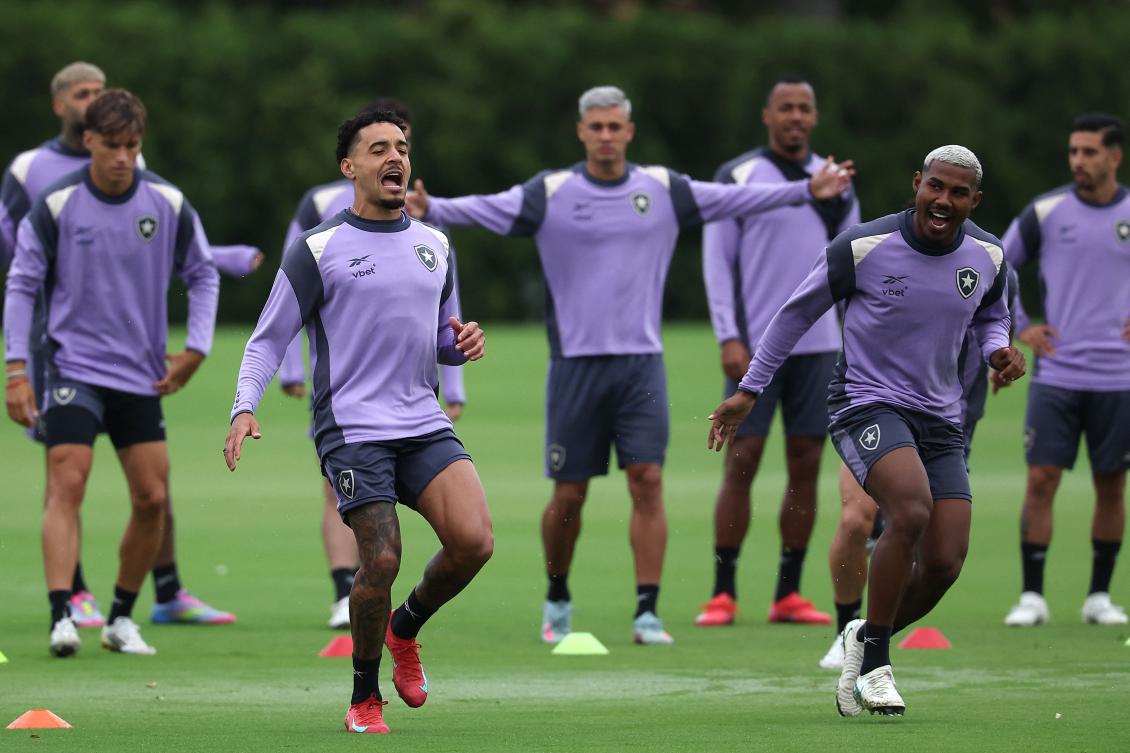 Botafogo’s Brazilian midfielder Gregore (L) and Brazilian defender Cuiabano take part in a training session at Philadelphia Eagles Performance Center in Philadelphia on Jun. 27, 2025, ahead of their FIFA Club World Cup 2025 last 16 match against Palmeiras. (AFP)
