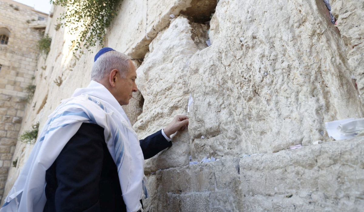 Israeli Prime Minister Benjamin Netanyahu places a note in between the bricks of the Western Wall in Jerusalem. (REUTERS)
