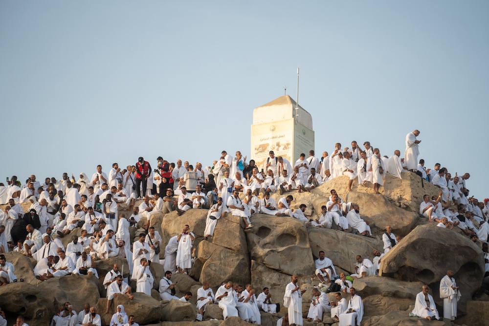 Pilgrims gather at Mount Arafat to offer prayers during the annual Hajj pilgrimage on June 5, 2025. (Abdulrahman Alshalhoub/AN)
