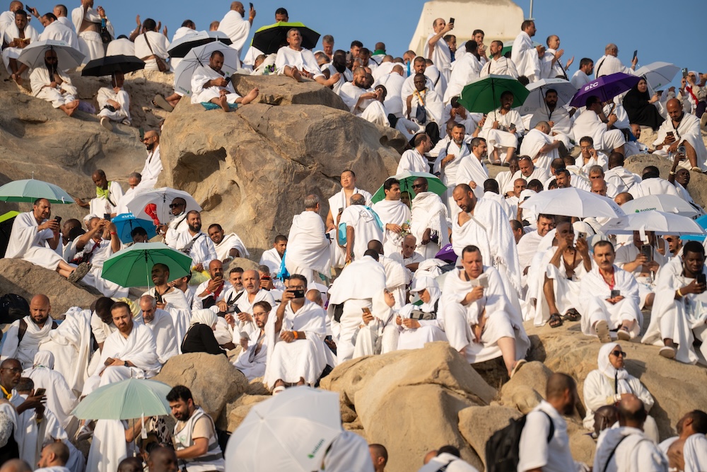 Pilgrims gather at Mount Arafat to offer prayers during the annual Hajj pilgrimage on June 5, 2025. (Abdulrahman Alshalhoub/AN)