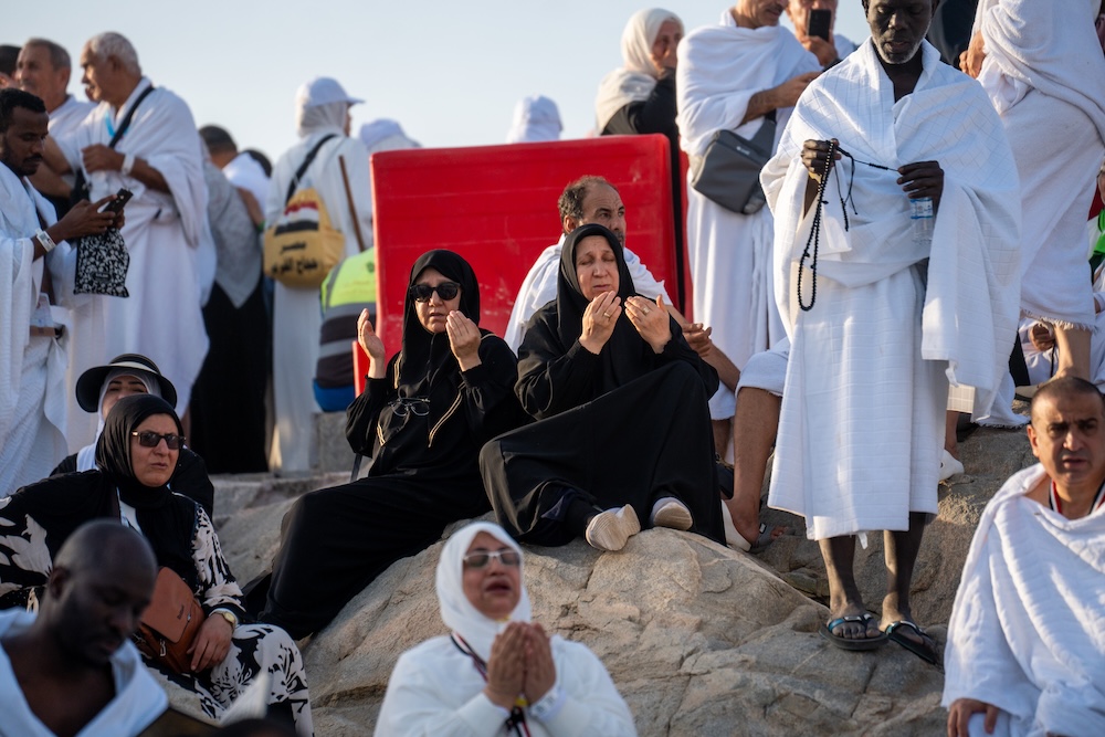 Pilgrims gather at Mount Arafat to offer prayers during the annual Hajj pilgrimage on June 5, 2025. (Abdulrahman Alshalhoub/AN)