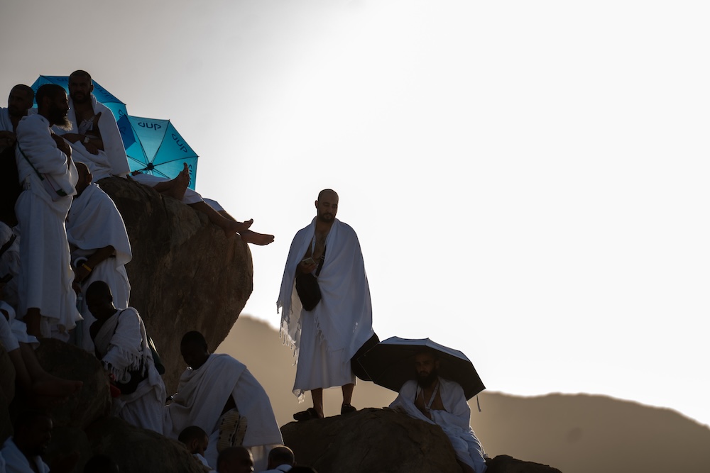 Pilgrims gather at Mount Arafat to offer prayers during the annual Hajj pilgrimage on June 5, 2025. (Abdulrahman Alshalhoub/AN)