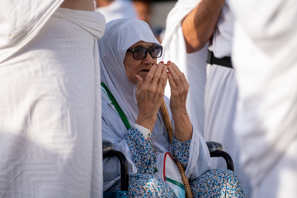 A pilgrim offers prayers at Mount Arafat during the annual Hajj pilgrimage on June 5, 2025. (Abdulrahman Alshalhoub/AN)