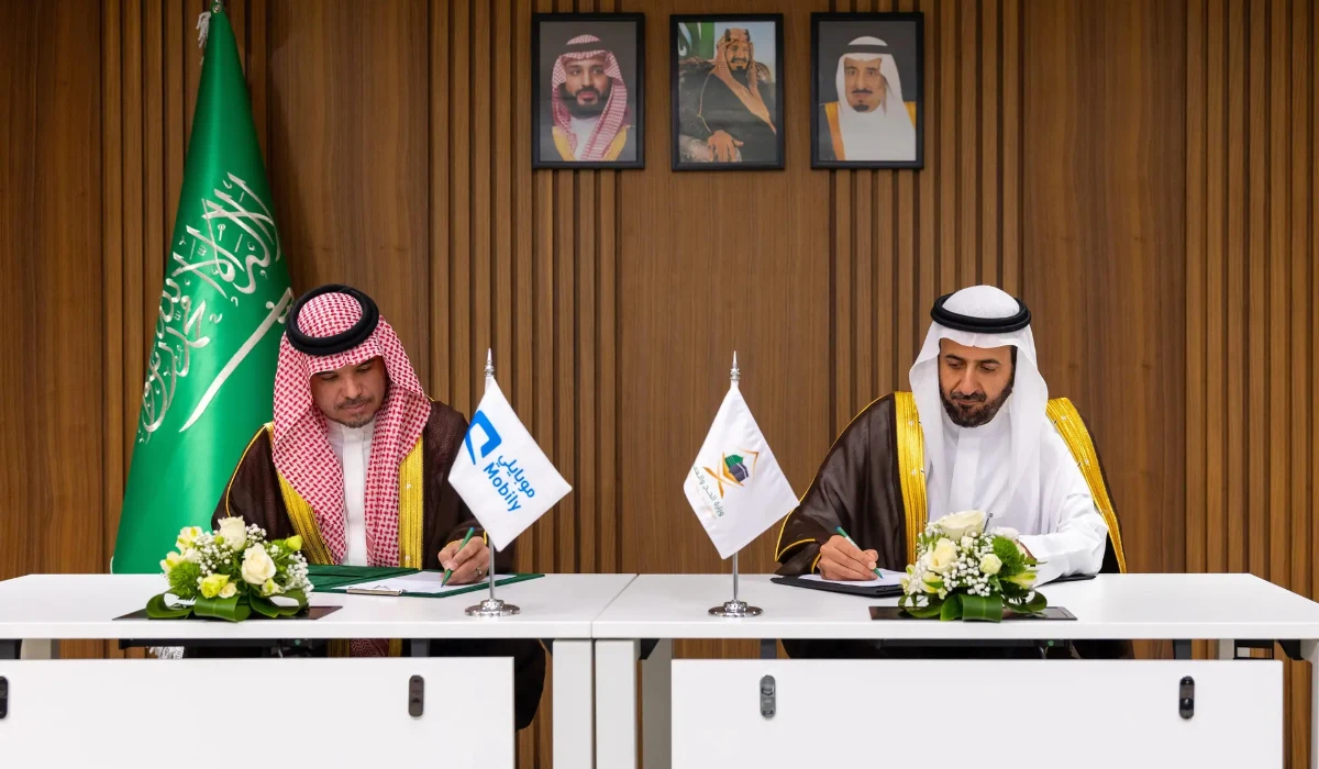 Tawfiq Al-Rabiah (R) and Nezar Banabeela sign cooperation agreement in Riyadh. (Supplied)