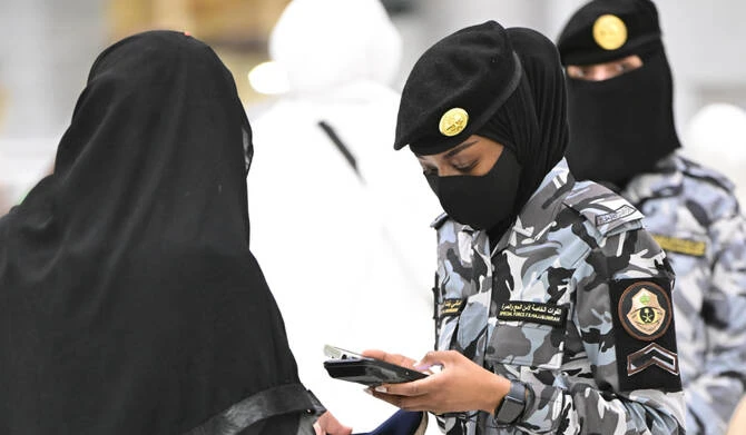 A pilgrim uses the Nusuk app while passing through smart gates at the Grand Mosque. (SPA)