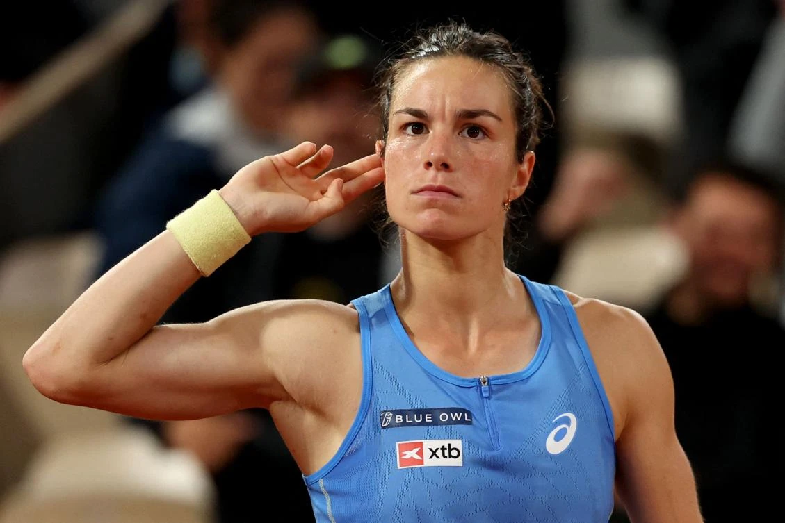 France’s Lois Boisson reacts after winning a set during her women’s singles quarter-final match against Russia’s Mirra Andreeva at the French Open tennis tournament on Court Philippe-Chatrier at the Roland-Garros Complex in Paris on Jun. 4, 2025. (AFP)