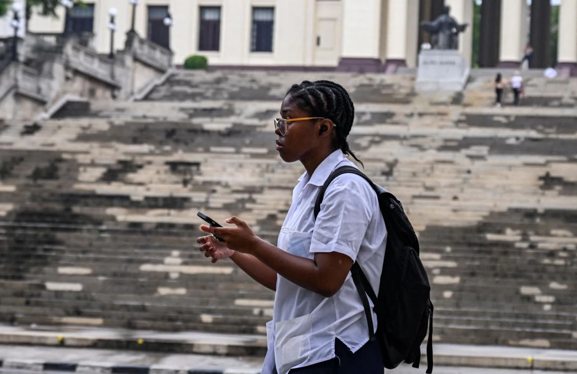 Cuban students call boycott over mobile tariff hikes