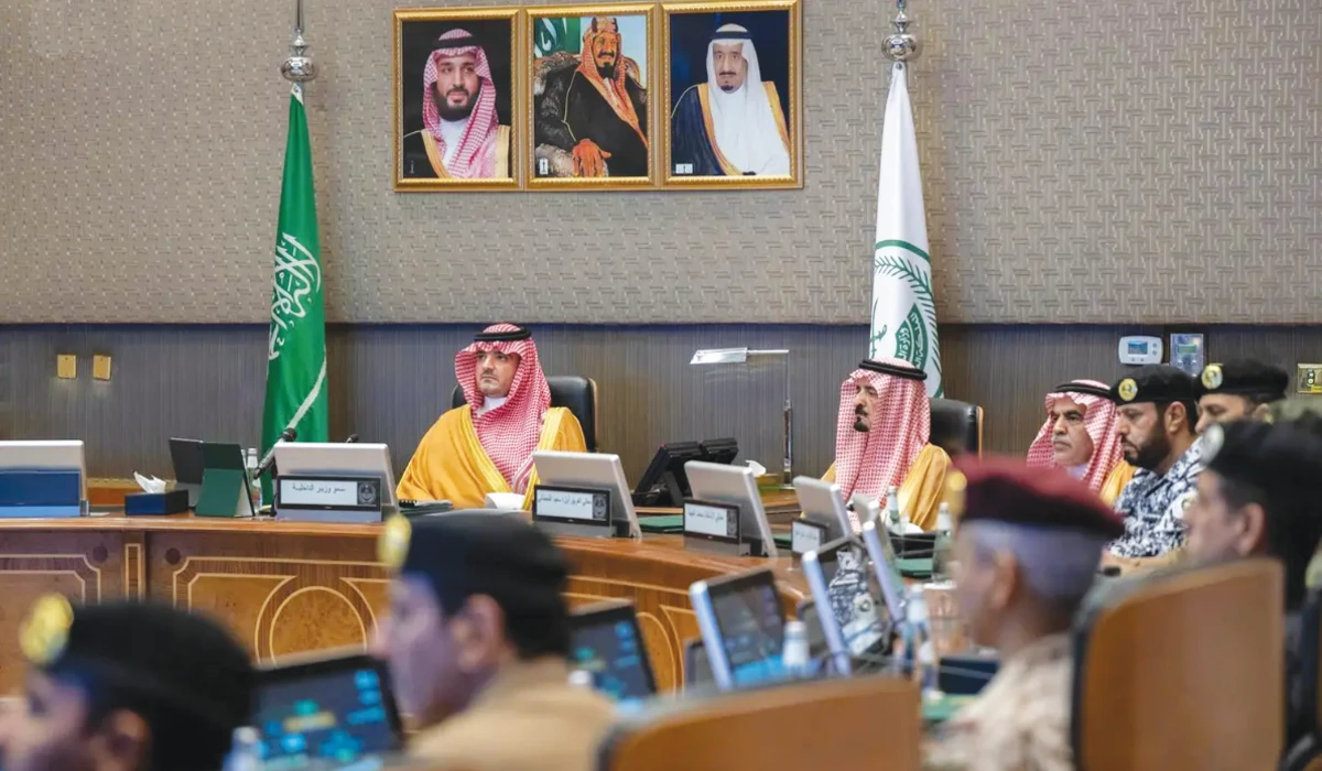 Prince Abdulaziz meets with officials at the Ministry of Interior’s headquarters in Makkah. (SPA)
