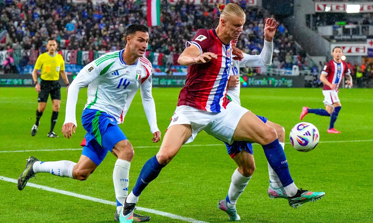 Norway's forward #09 Erling Braut Haaland (C), Italy's defender #14 Diego Coppola (L) and Italy's midfielder #18 Nicolo Barella vie for the ball during the 2026 FIFA World Cup Qualifying Group I football match between Norway and Italy at the Ullevaal Stadium in Oslo on June 6, 2025. (AFP)