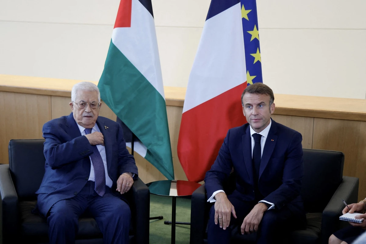 French President Emmanuel Macron (R) meets with Palestinian President Mahmud Abbas on the sidelines of the 79th Session of the United Nations General Assembly in New York on September 25, 2024. (AFP)